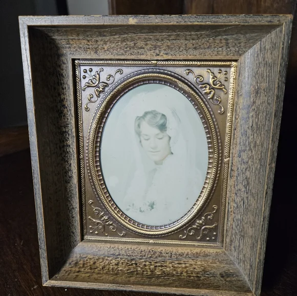 Vintage Ornate Brown and Gold Photo Frame. - Picture 4 of 10